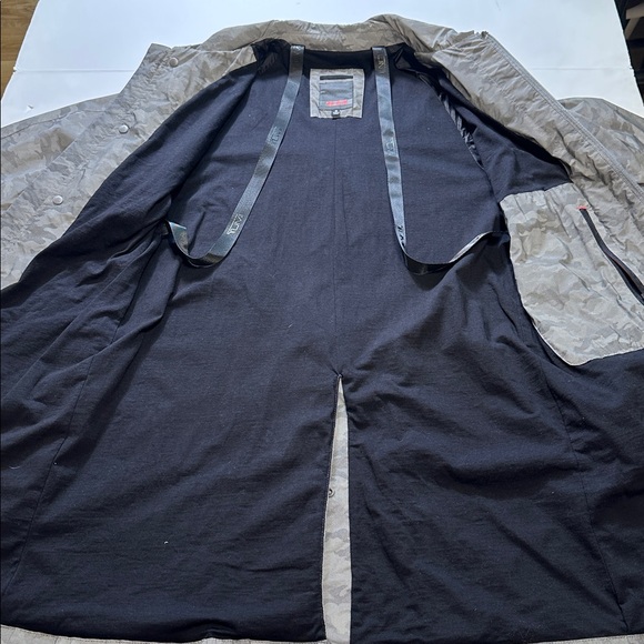 TUMI Men's Camo Reflective Packable Rain Jacket - Picture 7 of 13